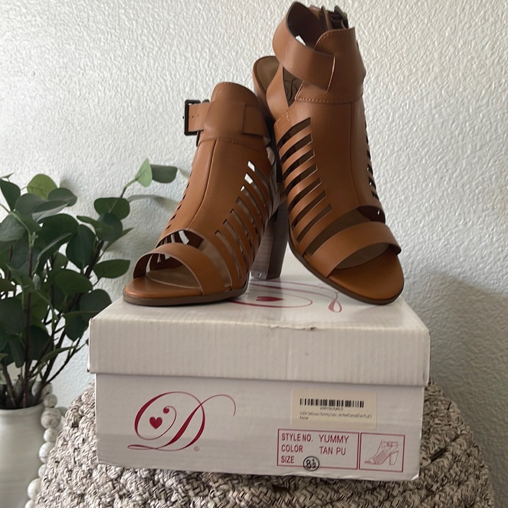 SODA Delicious Yummy Cutout Stacked Heel Sandal,Tan Pu,8.5